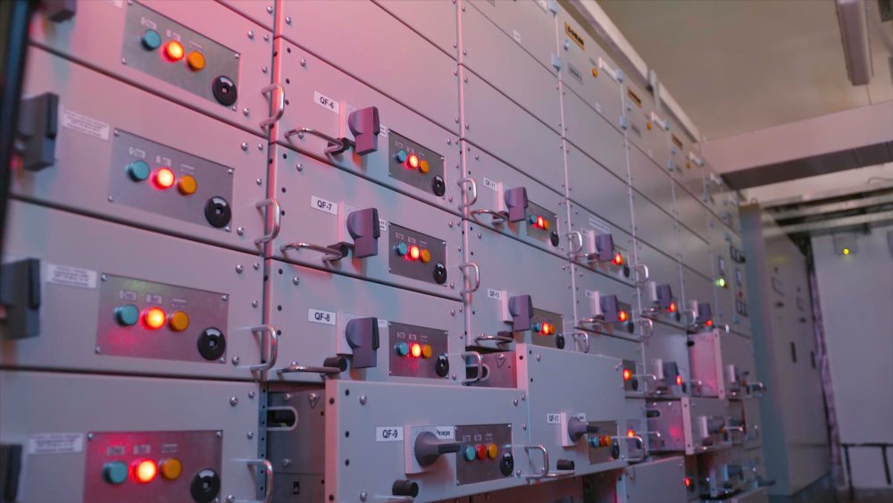 Golden Insulating Varnish for Switchgear Manufacturing and Electrical Insulation
